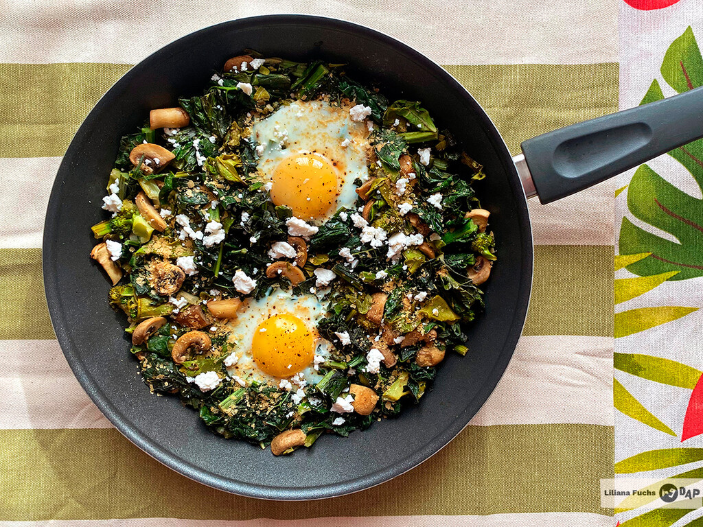 Sartén de col kale, brócoli y champiñones con huevos: receta saludable ideal para para aprovechar las verduras de la nevera