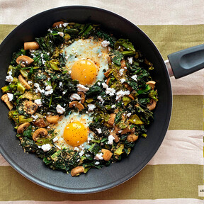 Sartén de col kale, brócoli y champiñones con huevos: receta saludable ideal para para aprovechar las verduras de la nevera