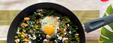 Sartén de col kale, brócoli y champiñones con huevos: receta saludable ideal para para aprovechar las verduras de la nevera