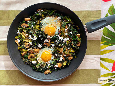 Sartén de col kale, brócoli y champiñones con huevos: receta saludable ideal para para aprovechar las verduras de la nevera