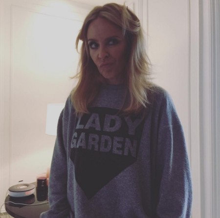 Y resulta que Joshua Sasse pensaba que Kylie Minogue era una rubia madurita más
