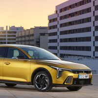 He probado el Kia K4 y resulta que es la reinvención del Golf: un coche para todo y para todos, con botones, motores de gasolina y maleterazo
