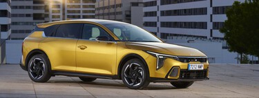 He probado el Kia K4 y resulta que es la reinvención del Golf: un coche para todo y para todos, con botones, motores de gasolina y maleterazo