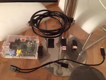 La Raspberry Pi y los cables utilizados, hasta que lleguen los nuevos