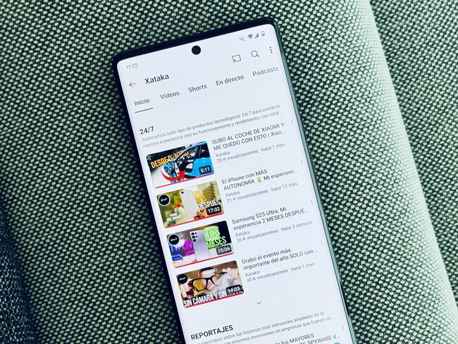Foto de un Pixel con la app de YouTube en pantalla