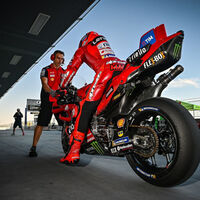 Las paradas en boxes llegan a MotoGP. Adiós a la segunda moto y al 'flag to flag' en lluvia para ahorrar costes 