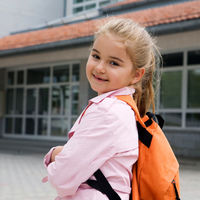 Lo que debes saber antes de compartir la foto del primer día de clases de tu hijo