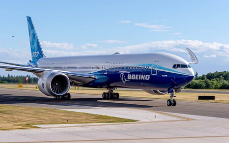 Boeing 777-9. Durante o táxi para a pista, as pontas das asas dobradas são claramente visíveis. Imagem | Boeing