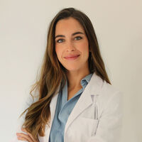 María Rogel, dermatóloga: "Los cabellos finos deben evitar champús hidratantes y densos, es mejor usar champús suaves y ligeros para dar volumen" 