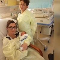 Un niño de diez años asiste a su madre en un parto de emergencia y salva la vida de su hermano