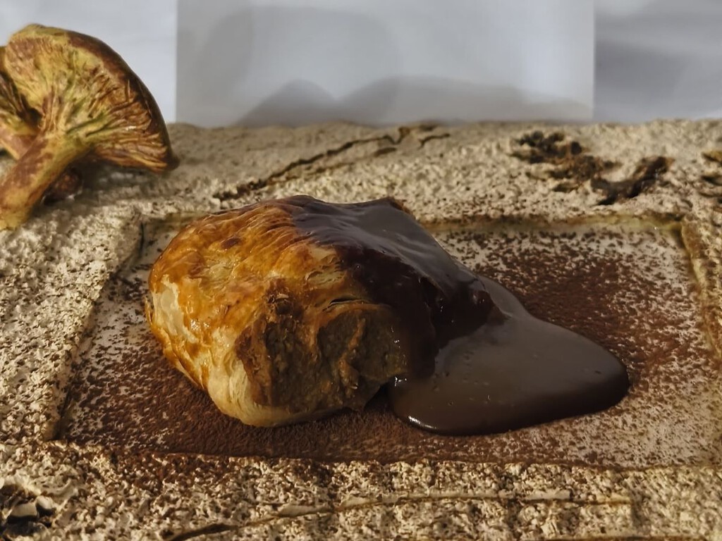 Una napolitana de perdiz escabechada con jugo de cacao y fondo de huesos es la mejor tapa de Palencia 