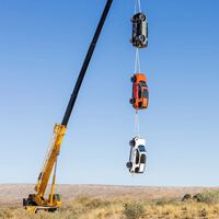 Honda le demuestra a Tesla cómo hacer un verdadero vehículo indestructible: colgó tres SUV sujetados entre sí desde una grúa a la mitad del desierto
