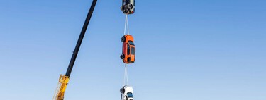 Honda le demuestra a Tesla cómo hacer un verdadero vehículo indestructible: colgó tres SUV sujetados entre sí desde una grúa a la mitad del desierto