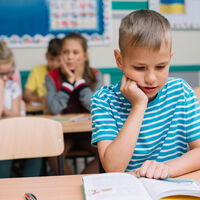 Niños que no se atreven a participar en clase: esto dice la psicología 