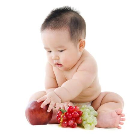 Para la fruta de tu bebé, mejor la pieza entera