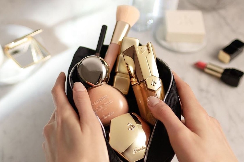 Los eyeliners y barras de labios de la nueva colección de maquillaje de Guerlain son ideales para conseguir el look metalizado tendencia