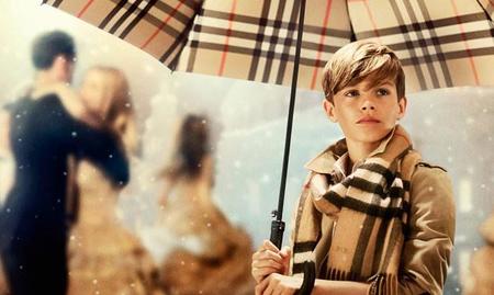 Burberry nos acerca a la navidad con su campaña protagonizada por Romeo Beckham