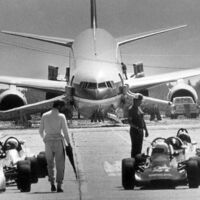 En los años 80, un Boeing 767 se quedó sin combustible a 12.500 metros de altitud. Los pilotos lograron aterrizar en un circuito y en plena carrera