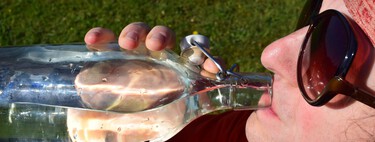 "Estás bebiendo agua con muchas más bacterias que tu inodoro". El médico David Callejo explica este error con las botellas reutilizables
