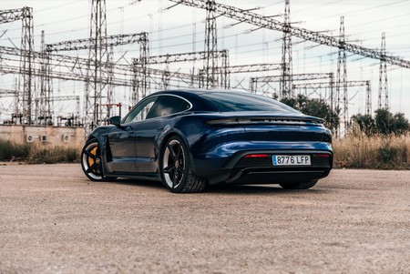 Porsche Taycan Turbo S trasera lateral