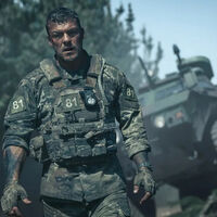 La nueva peli sci-fi supercara de Netflix me recuerda a Predator, pero con un Metal Gear arrasando con todo