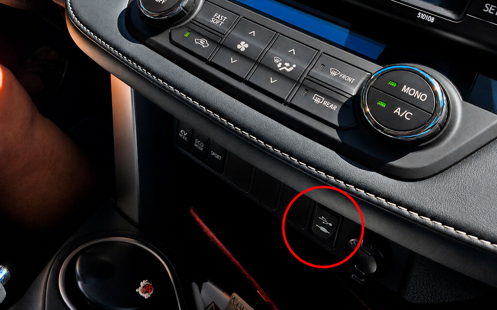 Por qué cargar el móvil en el coche va tan lento y cuál es la mejor solución