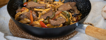 Fideos udon salteados al wok con carne y verduras, receta fácil y rápida