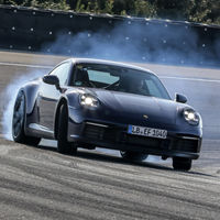 Así luce la octava generación del Porsche 911 durante su fase de pruebas, aún ligeramente camuflado