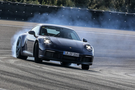 Así luce la octava generación del Porsche 911 durante su fase de pruebas, aún ligeramente camuflado