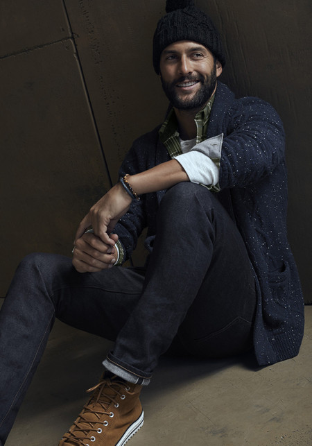 Simons nos lleva a explorar nuevos estilos para el otoño con Noah Mills como guía