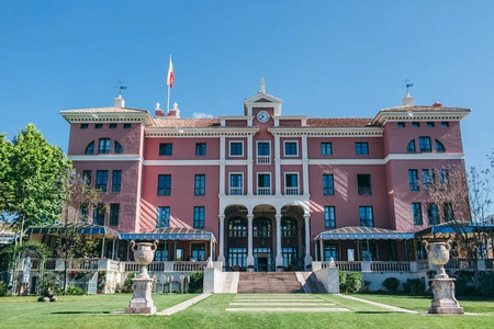 Villa Padierna: el lujoso hotel de estilo toscano en la Costa del Sol que mira hacia las cristalinas aguas del mediterráneo