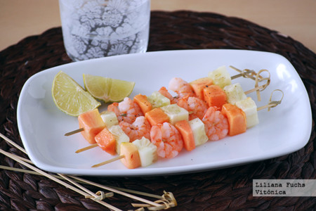Brochetas de langostinos, papaya y pepino. Receta saludable