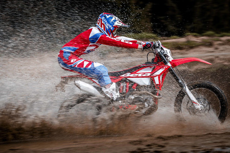 La nueva Beta RR mejora el chasis y el aspecto de una moto de enduro con motores de 2T y 4T, a la venta a partir de junio