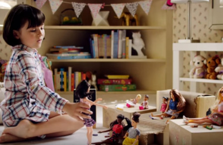 Barbie quiere ser profesional e independiente ¿Por qué nos gusta su nuevo anuncio?