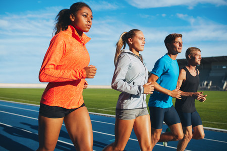 Hombres y mujeres caminamos de manera diferente: estas son sus implicaciones en deporte y rehabilitación