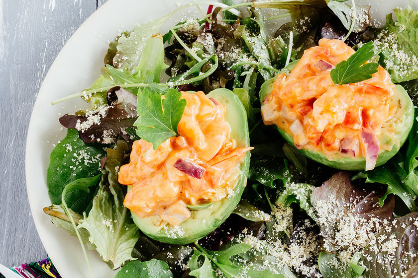 Cómo hacer aguacates rellenos de langostinos picantes