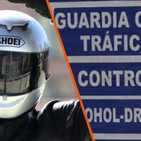 El gesto motero que te puede salvar de una multa: qué significa si un motorista te pone la palma de la mano encima del casco 