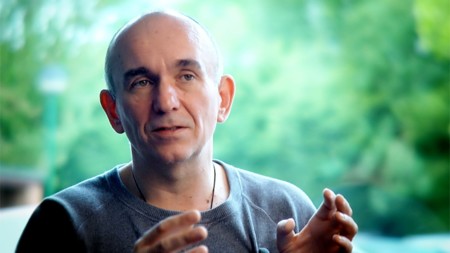 Molyneux no se retira, sólo le habían hackeado la cuenta