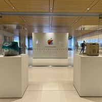 Las oficinas de Apple han amanecido con una exposición llena de reliquias históricas. Las fotos que acaban de publicarse dejan claro quiénes son los únicos invitados