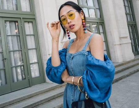 Las it girls no salen de casa sin su vestido denim veraniego y con estas siete propuestas, nosotros tampoco