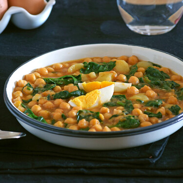 La receta perfecta para entrar en calor en una ola de frío: curry de garbanzos y espinacas que además es antiinflamatorio
