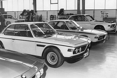 Bob Lutz, al fondo, inspeccionando los nuevos BMW 3.0 CSL. En el nuevo taller de BMW Motorsport GmbH, se aprecia en primer plano un 3.0 CSL preparado por GS BMW Tuning y, justo detrás, el 3.0 CSL desarrollado por Alpina.