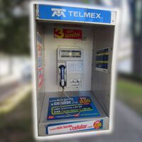 Telmex tiene medio millón de casetas telefónicas obsoletas en México y un acuerdo de hace 35 años le impide retirarlas 