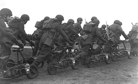 Welbike, el parascooter que saltó de la guerra a los circuitos y originó las pit bikes