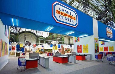 Un supermercado de lujo donde todos los productos que se venden son Chanel