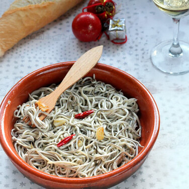 Gulas al ajillo, la clásica receta de Navidad que disfrutamos todo el año