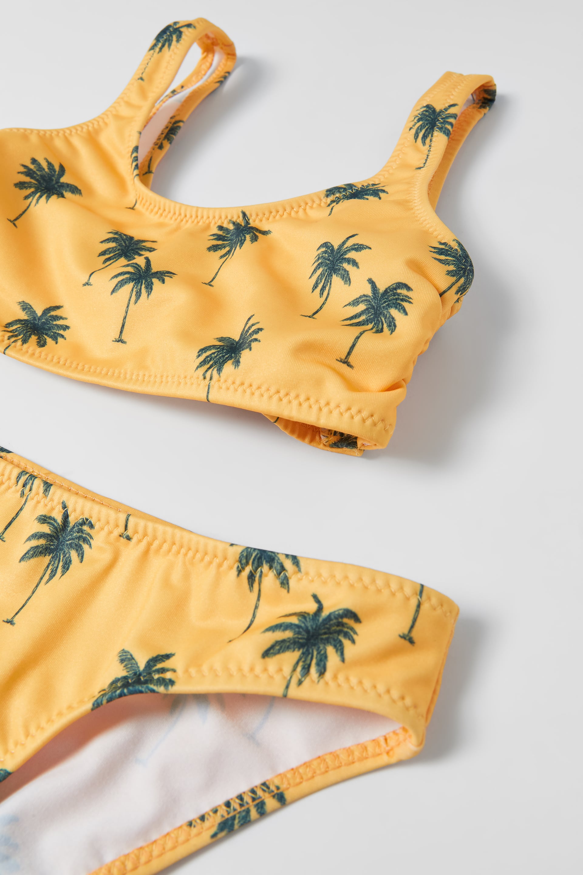 Bikini dos piezas. Top cuello redondo y tirantes con detalle gomas en laterales. Braguita a juego con cinturilla elástica.