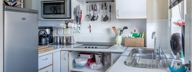 El error más común en las cocinas pequeñas, según un experto: no se trata de poner más muebles 