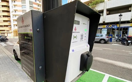Valencia ya tiene 22 puntos de recarga para coches eléctricos en sus farolas
