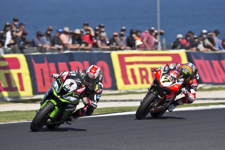 Jonathan Rea vence una épica segunda manga de Phillip Island por sólo 25 milésimas